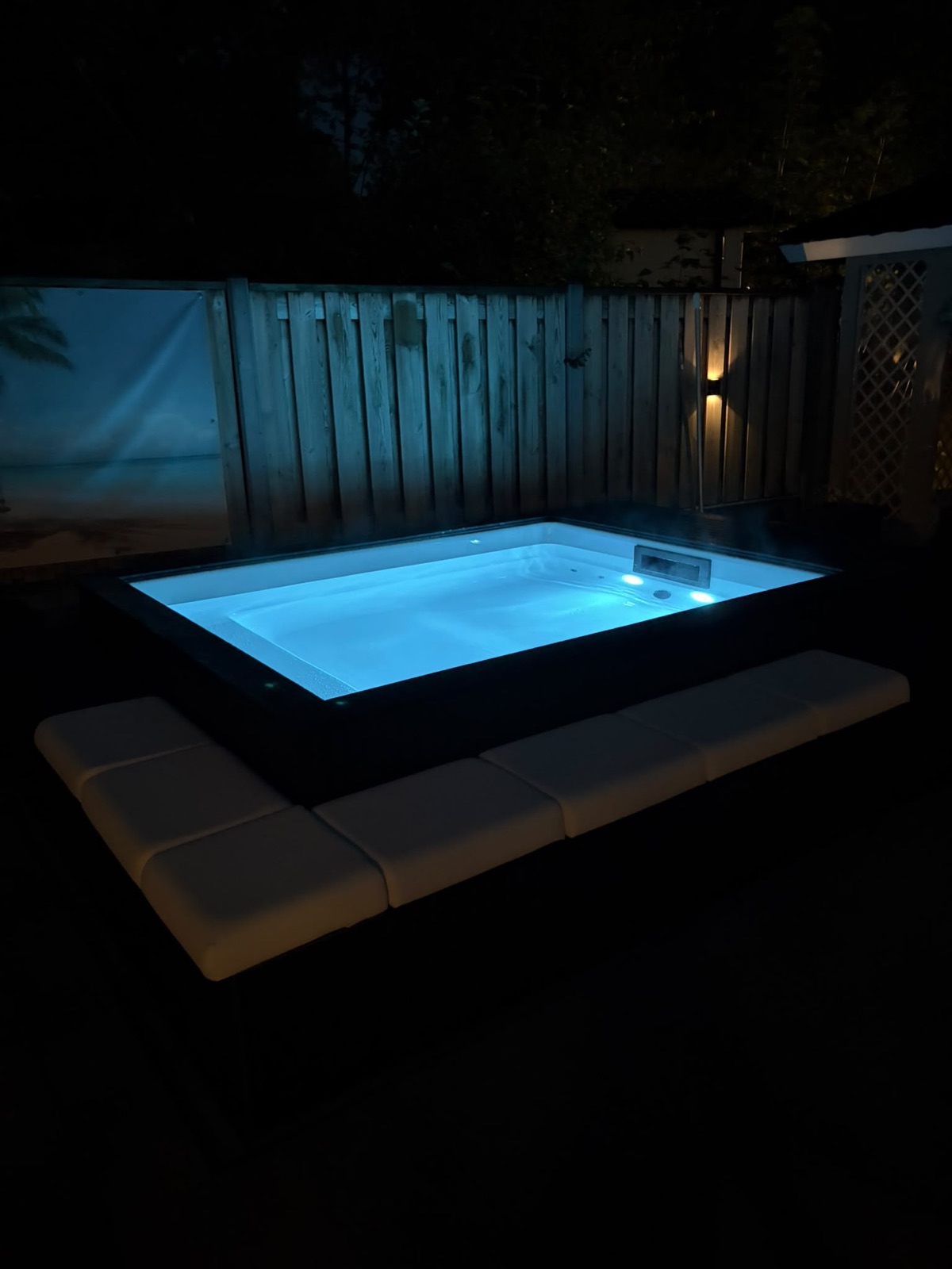 Lichtblauwe onderwaterverlichting in de Minipool PRO Biddinghuizen.