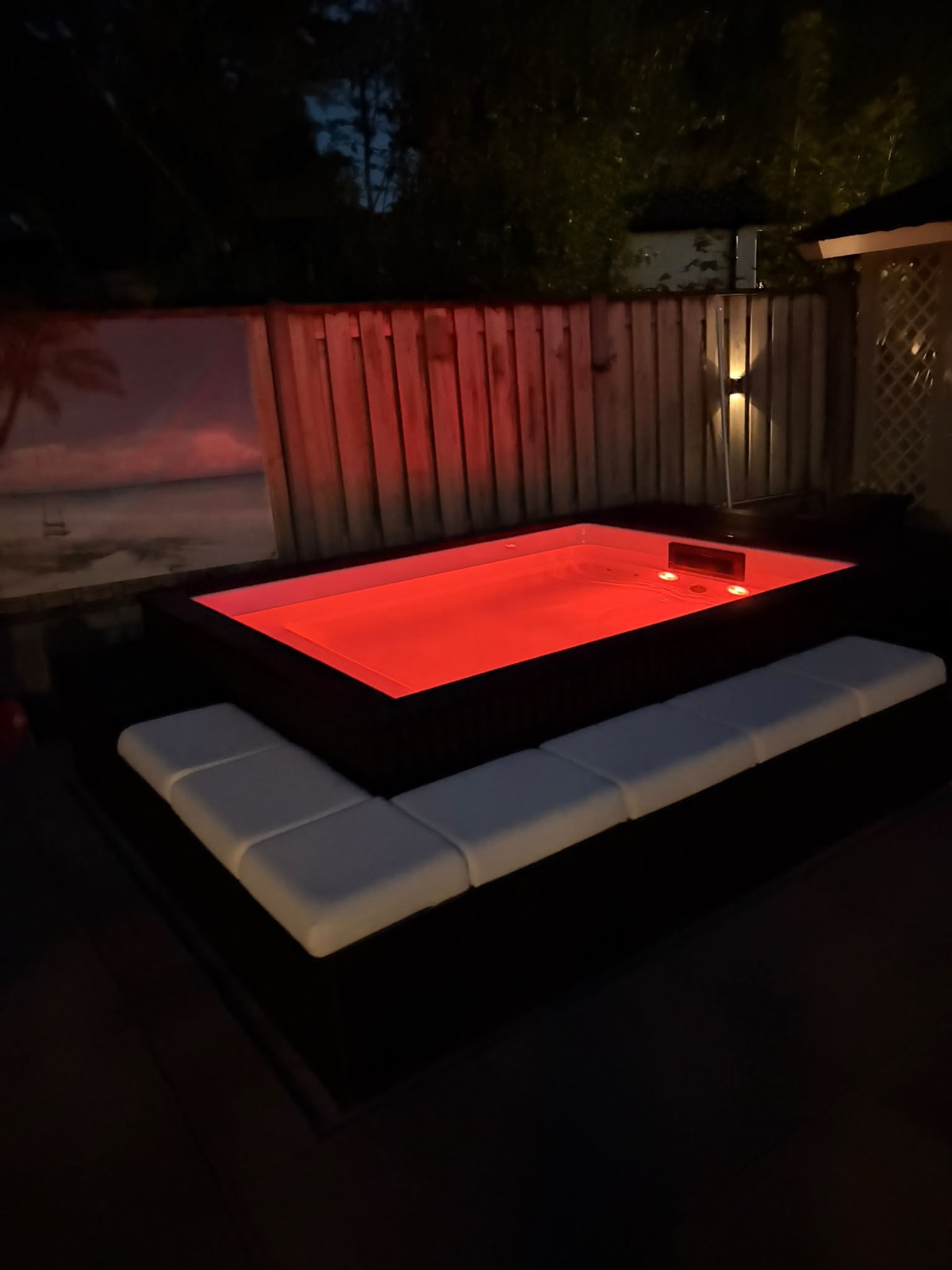 Minipool PRO Biddinghuizen met rode onderwaterverlichting in de avond.