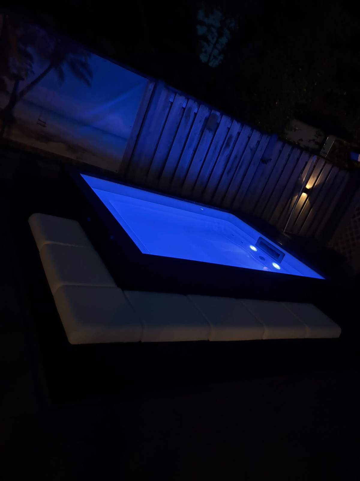 Zijaanzicht van de blauwe onderwaterverlichting in Biddinghuizen.