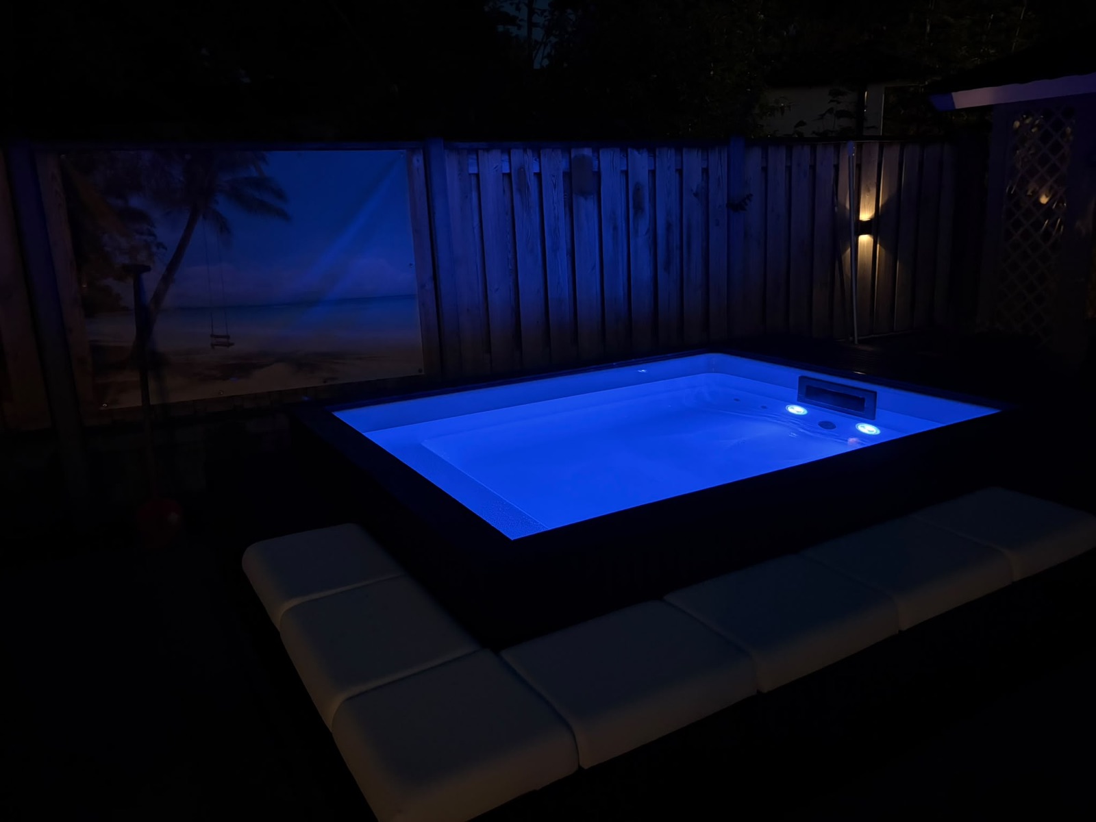 Avondoverzicht van de Minipool PRO met blauwe verlichting.