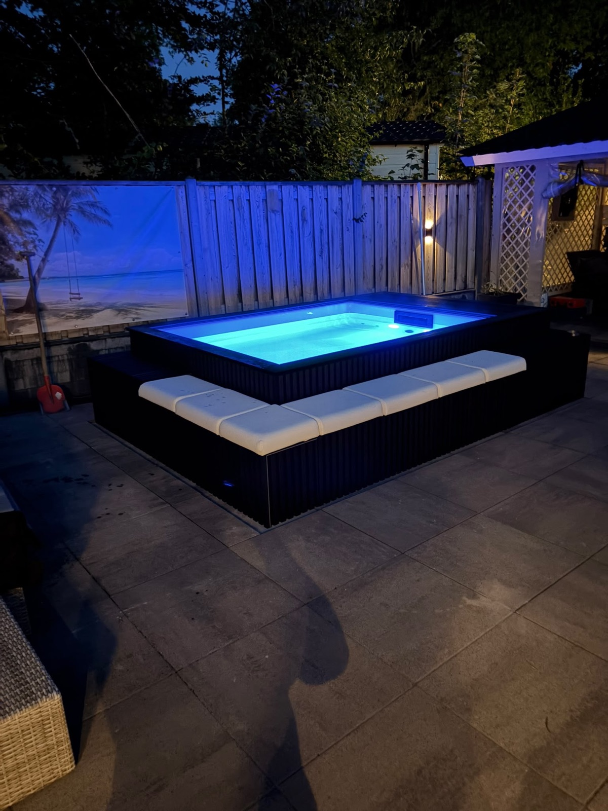 Minipool PRO in Biddinghuizen bij avond met blauwe onderwaterverlichting.