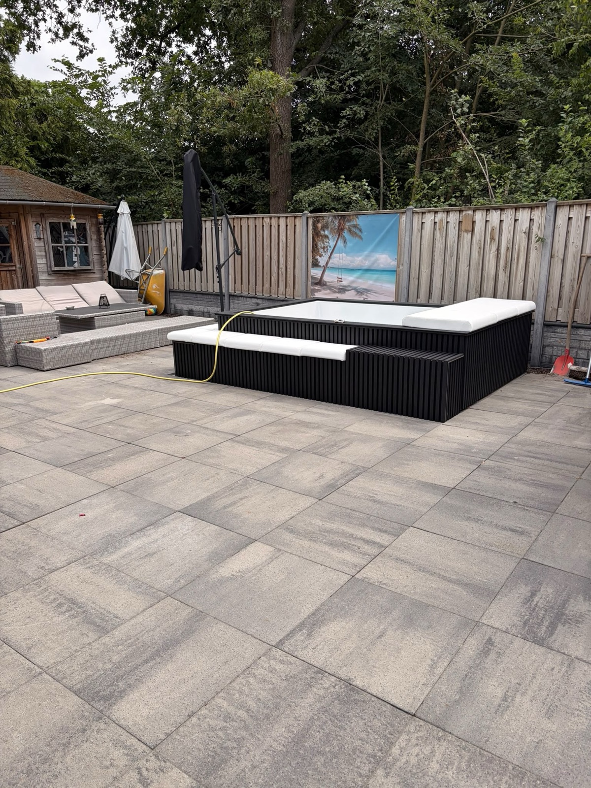 Overzicht van de Minipool PRO en het bestaande terras in Biddinghuizen.