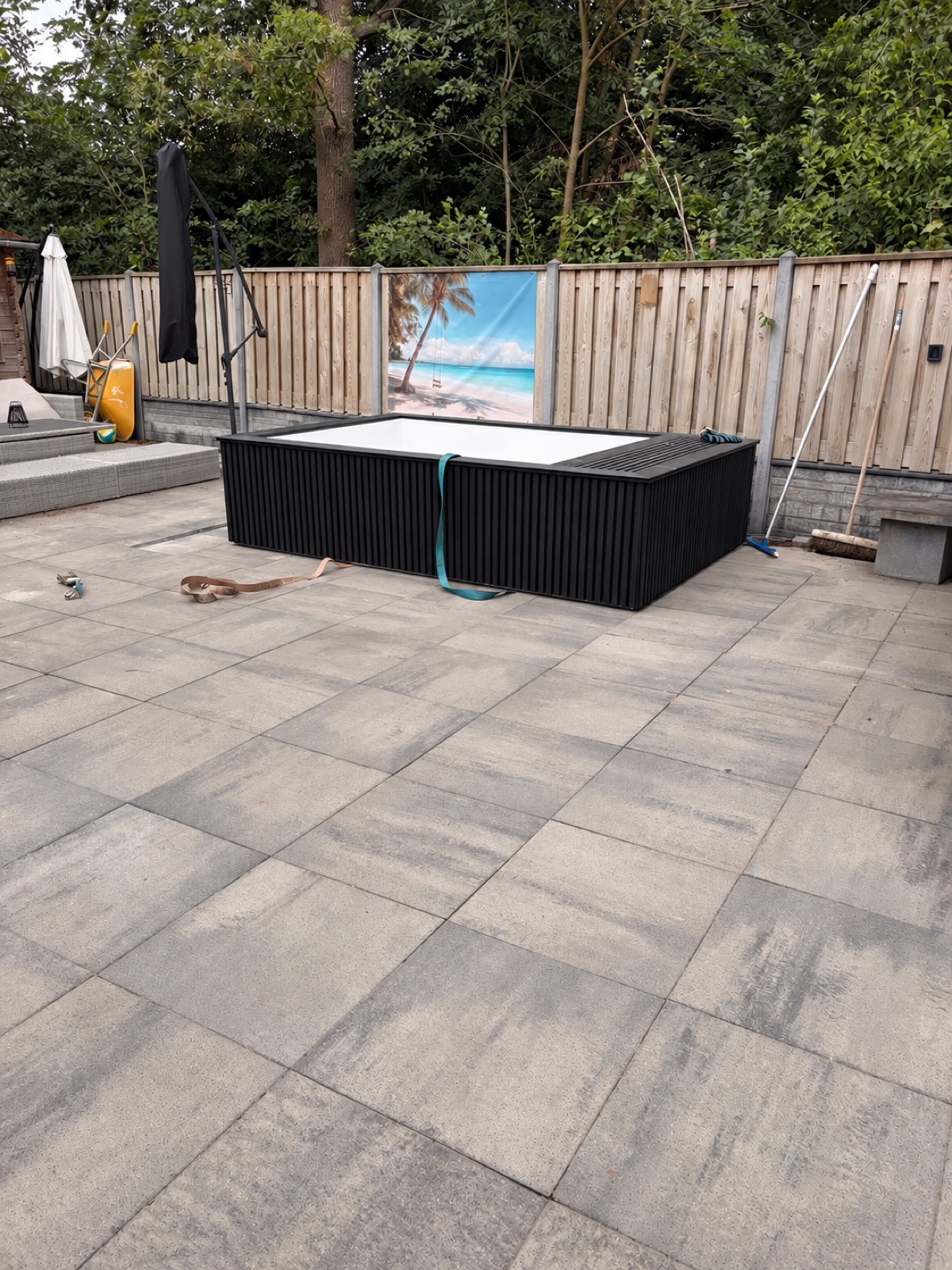 De Minipool PRO tijdens plaatsing in Biddinghuizen, vóór de montage van de zitkussens.