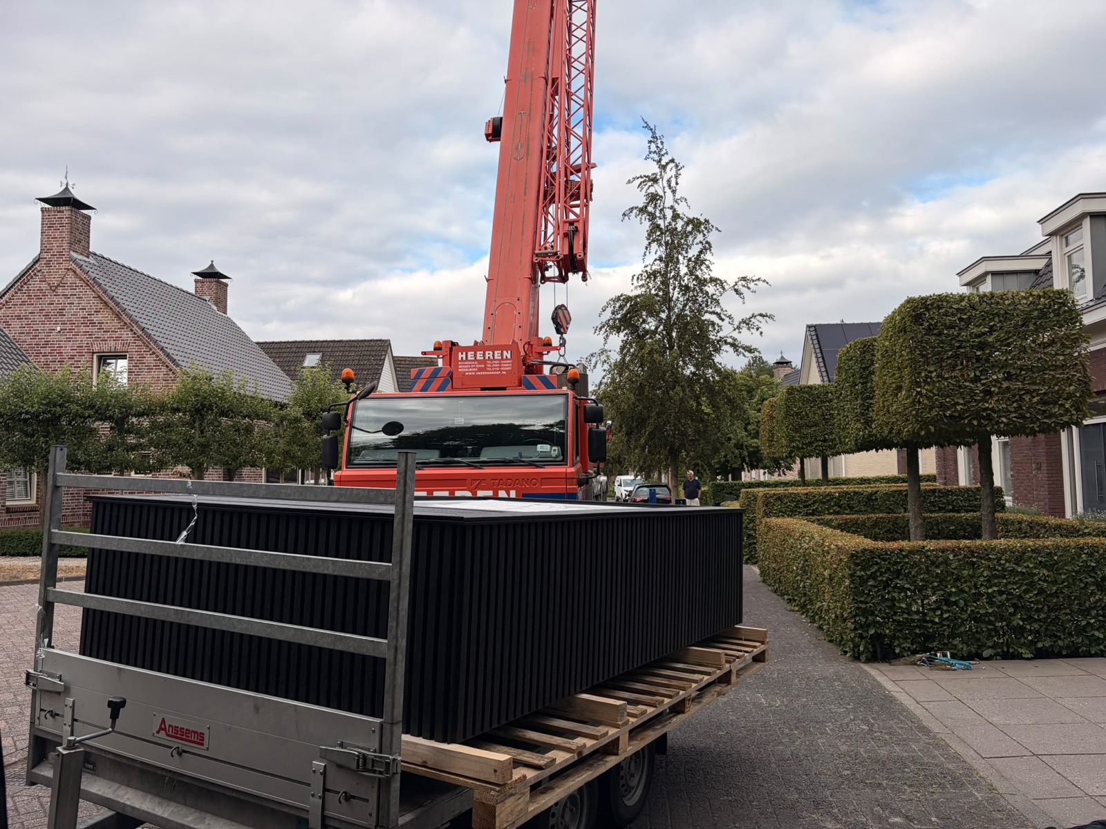 Aanvoer van de minipool op een aanhanger bij de hijskraan in Ossendrecht.