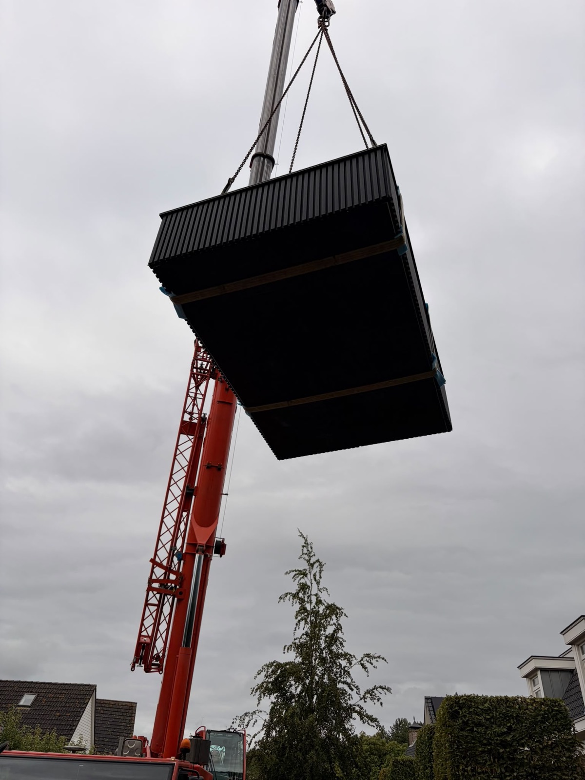 De minipool wordt met de hijskraan opgetild in Ossendrecht.