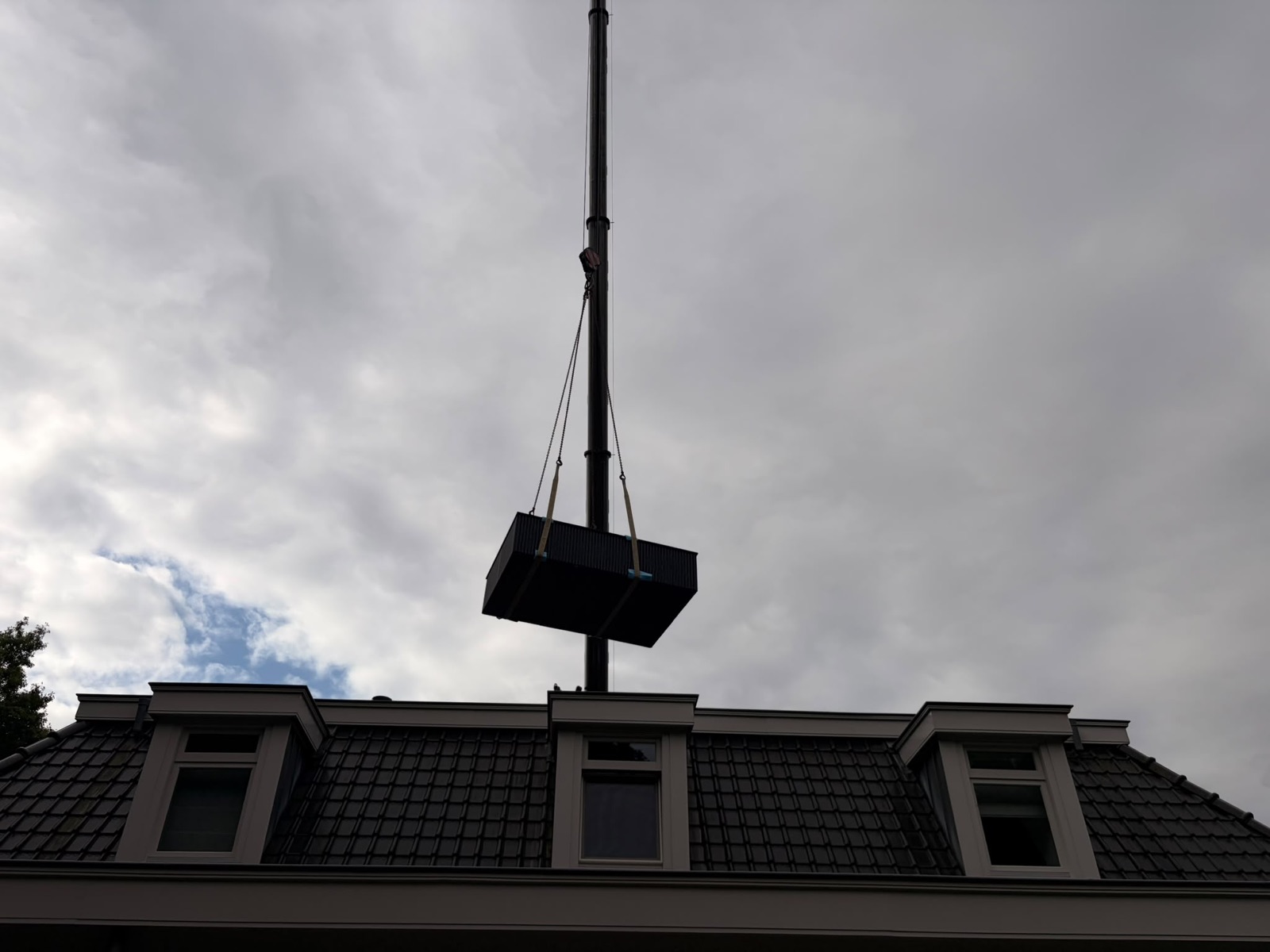 Minipool aan de hijskraan boven de woning in Ossendrecht.