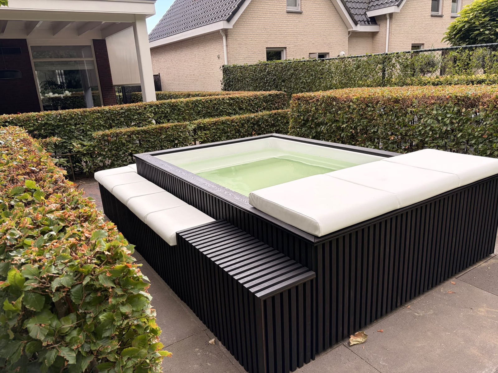 Detail van de minipool met witte binnenzijde en zitkussens in Ossendrecht.